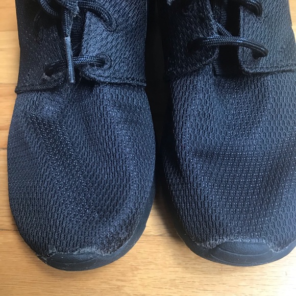 Nike roshe running sneakers- all black women’s - Picture 4 of 6